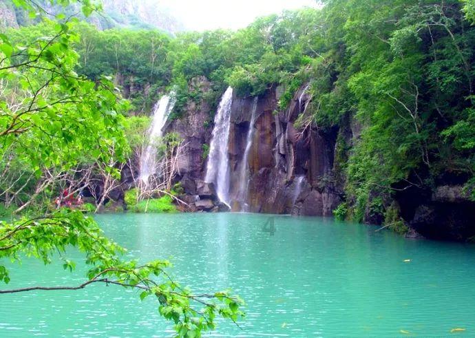 太行山的抱犊村有着红石岩奇景，这种景色的形成需要什么自然条件？